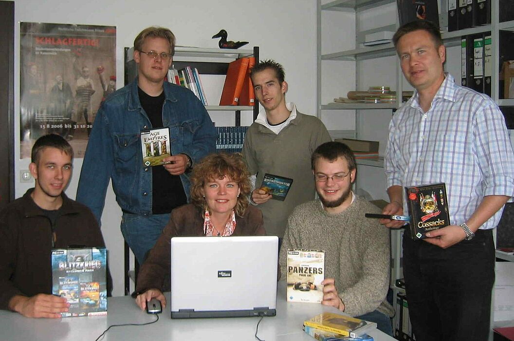 Foto: Der Historiker PD Dr. Rainer Pöppinghege (re.) von der Universität Paderborn untersuchte historische Computerspiele zusammen mit seinen Studierenden (v. li.): Bastian Dawitz, Daniel Pickert, Barbara Burgwedel, Christian Michalke und Alexander Schm