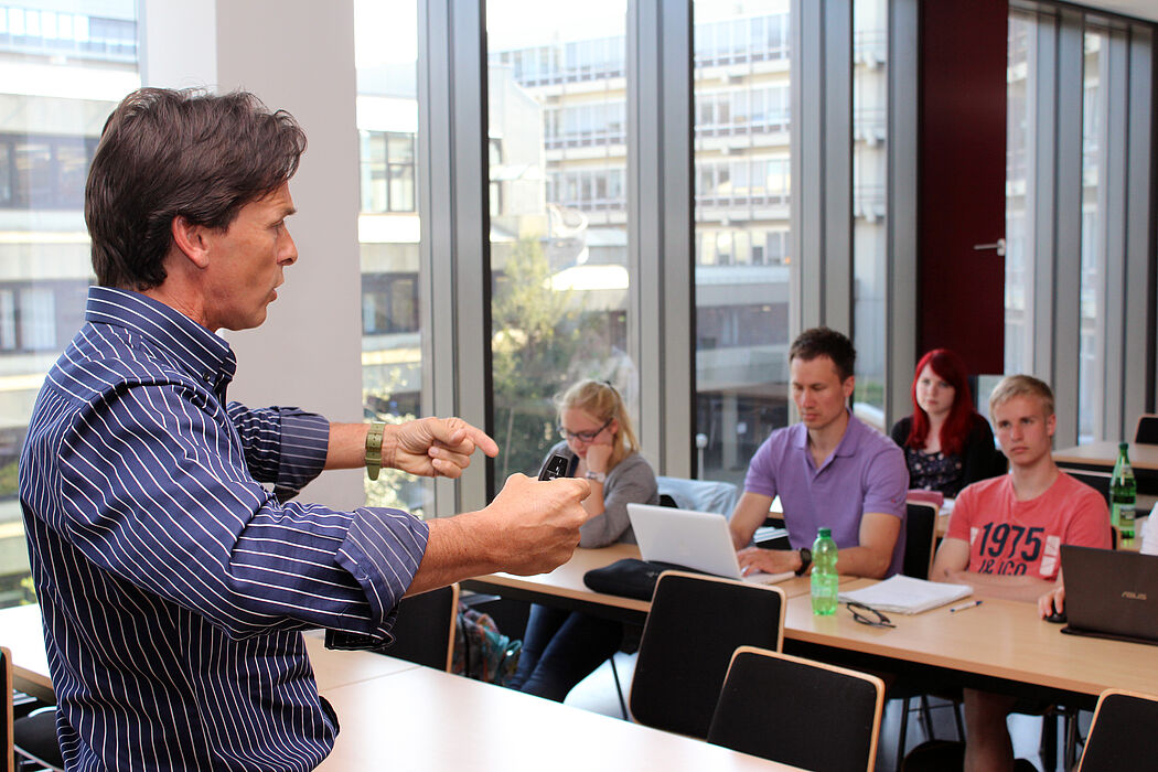 Foto (Universität Paderborn, Heiko Appelbaum): Markus Hornig gab den Studierenden in Paderborn Tipps für ein stressfreies Studium.