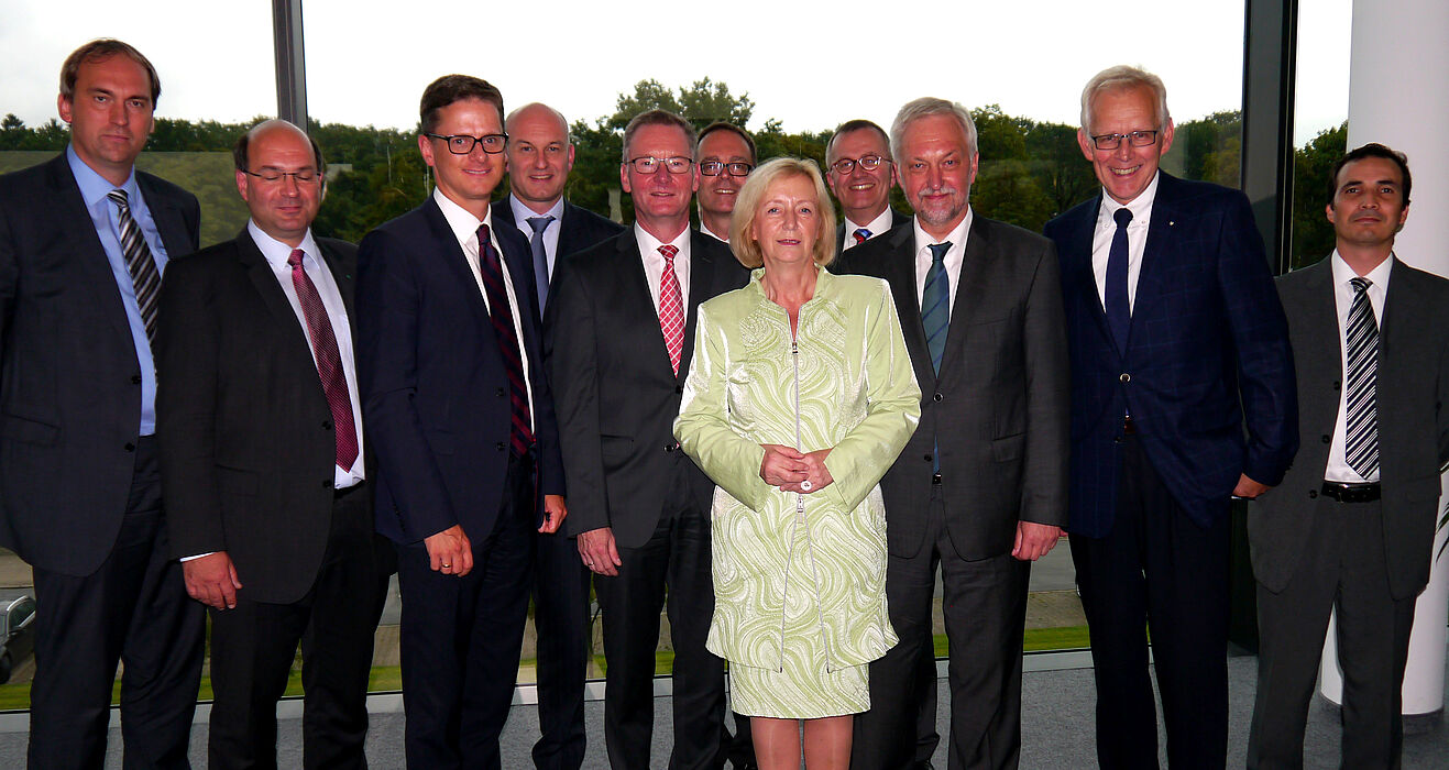 Foto: Diskutierten mit Bundesforschungsministerin Prof. Dr. Johanna Wanka, wie man Industrie 4.0 in die Praxis bringt (v. l. n. r.): Dr. Matthias Gebauer (Projektträger Karlsruhe), Prof. Dr. Ansgar Trächtler (Fraunhofer IPT Projektgruppe Entwurfstechnik