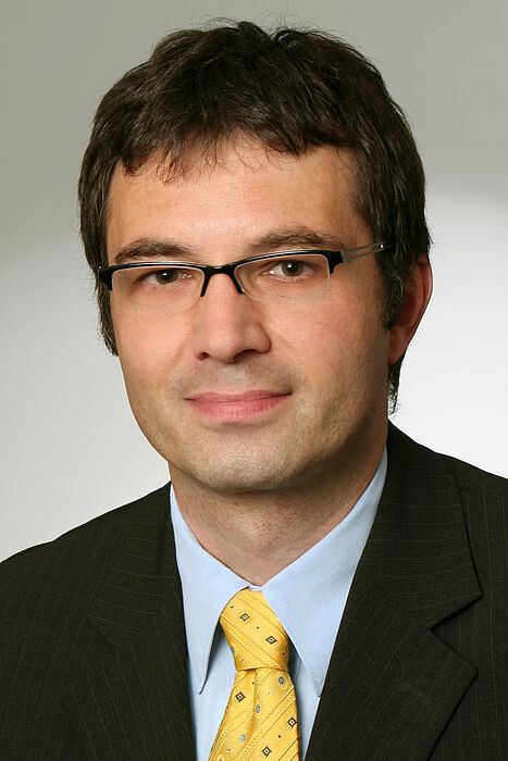 Dekan Prof. Dr. Martin Schneider: „Durch die positive Begutachtung unserer Studiengänge sehen wir uns in unseren Bemühungen für gute Studienbedingungen in den Wirtschaftswissenschaften an der Universität Paderborn bestätigt. Darauf können wir stol