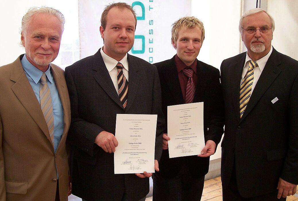 Foto (Mark Heinemann): Ausgezeichnete Arbeit: Oliver Seck (2. v. li.) und Tobias Maxisch (3. v. li.) erhielten aus den Händen von Alfons Schmidt (re.) den Lödige-Preis 2008. Die Laudatio hielt Prof. Dr. Hans-Joachim Warnecke, Dekan der Fakultät für Na