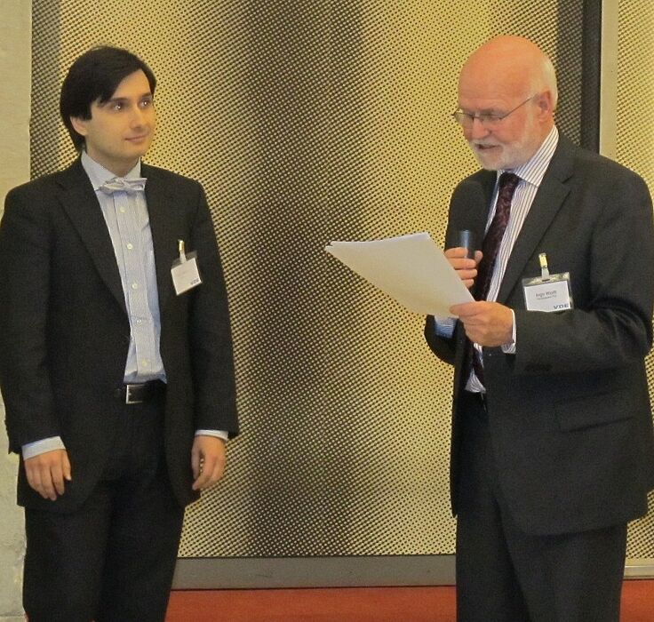 Foto (privat): Dr. Vadim Issakov (l.) von der Universität Paderborn wurde in Berlin für seine hervorragende Dissertation mit dem Förderpreis der ITG ausgezeichnet. Die Preisübergabe übernahm Prof. Dr.-Ing.Ingo Wolff, ITG-Vorstandsvorsitzender.