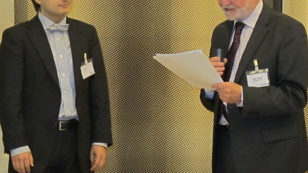 Foto (privat): Dr. Vadim Issakov (l.) von der Universität Paderborn wurde in Berlin für seine hervorragende Dissertation mit dem Förderpreis der ITG ausgezeichnet. Die Preisübergabe übernahm Prof. Dr.-Ing.Ingo Wolff, ITG-Vorstandsvorsitzender.