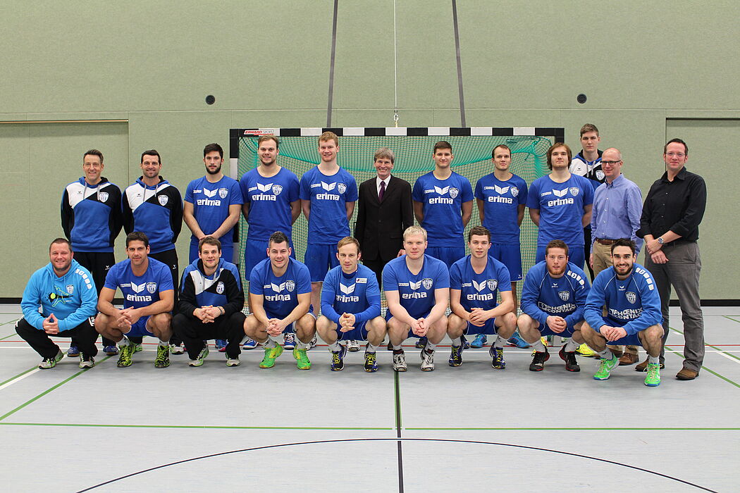 Foto (Universität Paderborn, Frauke Döll): Auf dem Sportcampus zu Gast: Prof. Dr. Dr. Claus Reinsberger (rechts) und Prof. Dr. Jochen Baumeister (2. v. r.) testeten die Spieler des TBV Lemgo auf ihre konditionelle Leistungsfähigkeit. Begrüßt wurde de