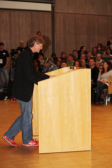 Foto (Universität Paderborn, Frauke Döll): Betrat die Bühne leger in Jeans und roten Sportschuhen: Präsident Nikolaus Risch.