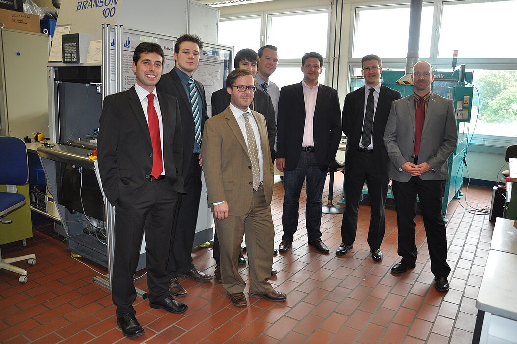 Foto (Universität Paderborn, Christiane Bernert, KTP): Auf Einladung von Dr. Martin Schäfers (Mitte hinten) trafen sich Oberingenieure des Wissenschaftlichen Arbeitskreises Kunststofftechnik, WAK, in Paderborn. Gemeinsam besichtigten die Ingenieure die 