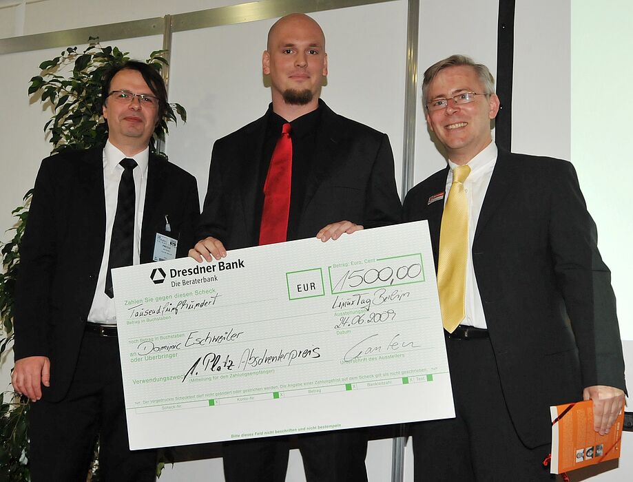 Foto: Dominic Eschweiler (Mitte) von der Universität Paderborn erhielt am 24. Juni in Berlin den „Univention-Absolventenpreis“ für seine hervorragende Diplomarbeit.