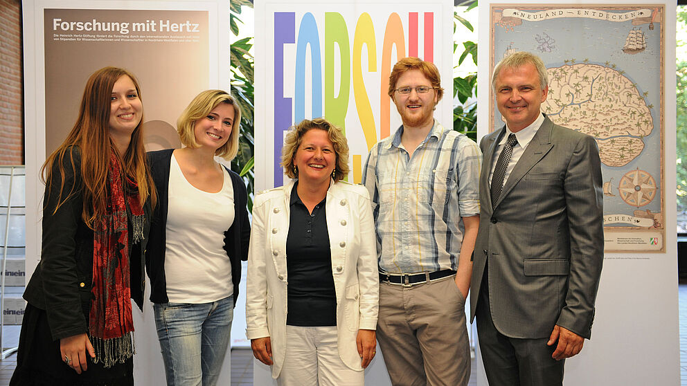 Foto (Michael Lübke), von links: Alexandra Zackiewicz (1. Preis), Constanze Pfleiderer (2. Preis), Svenja Schulze, NRW-Wissenschaftsministerin, Mycha Schekalla (3. Preis) und Prof. Wilfried Korfmacher, Fachhochschule Düsseldorf, Fachbereich Design