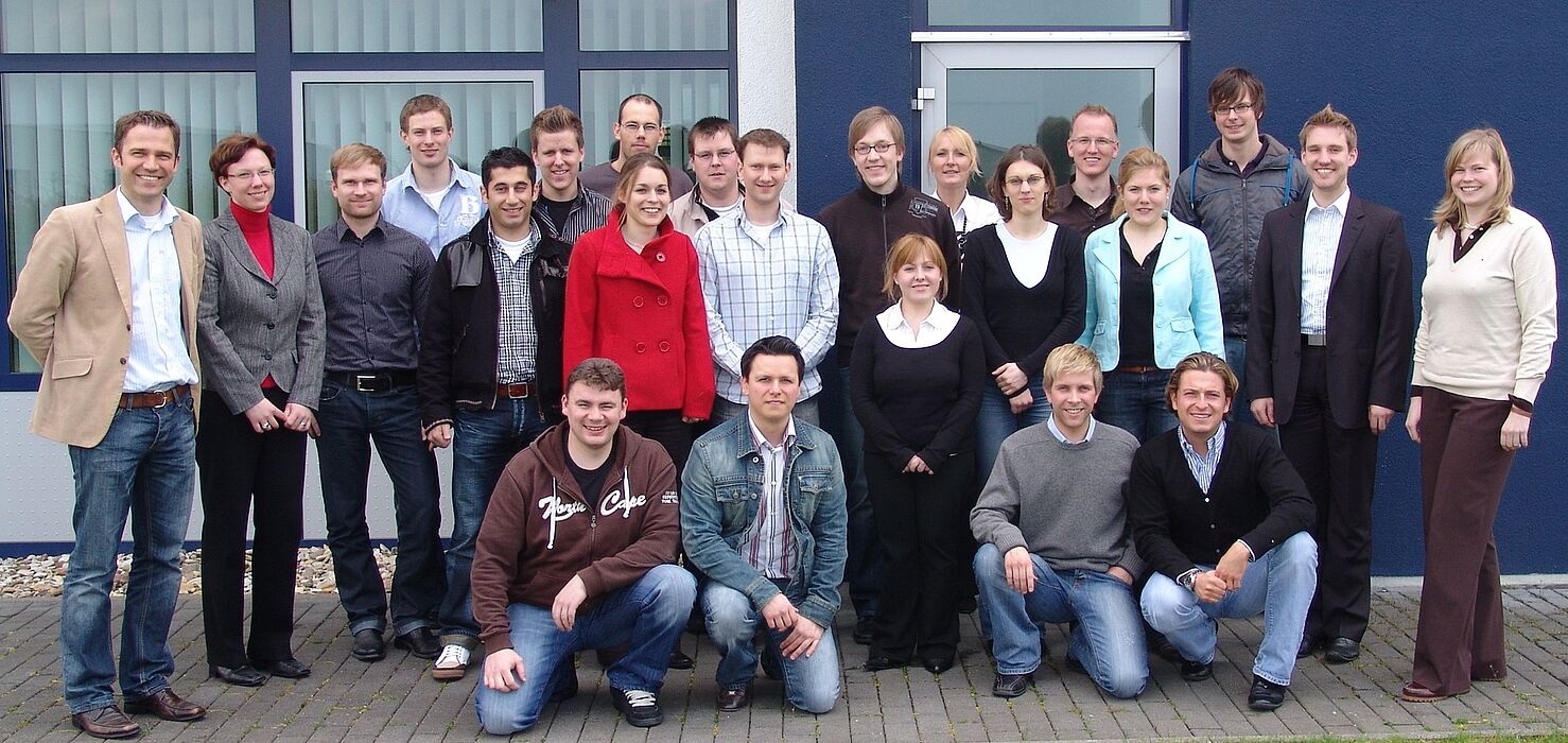 Foto: Die Teilnehmer der Szenarioübung: 20 Studenten der Wirtschaftswissenschaften der Universität Paderborn, Dr. Ralf Ohlendorf von der Fakultät für Wirtschaftswissenschaften, Almut Brünger und Dr. Dominik Freund von der UNITY AG