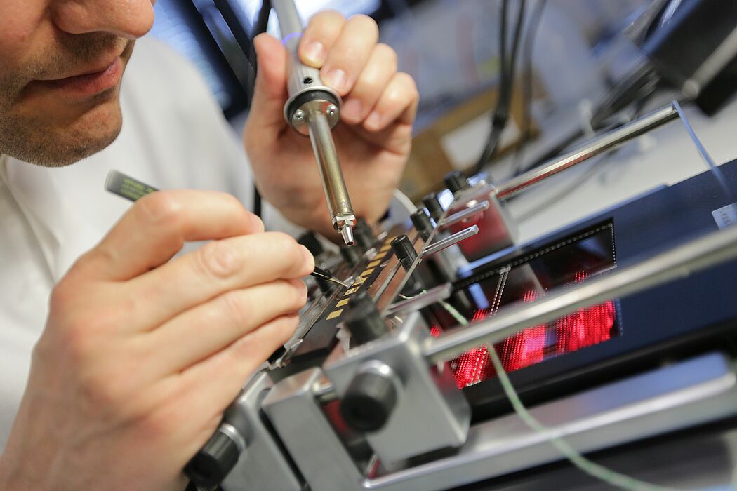 In seinem MID-Labor bildet das Fraunhofer IEM die gesamte Prozesskette der MID-Herstellung ab (Hier wird ein MID-Bauteil bestückt). Foto: Fraunhofer IEM