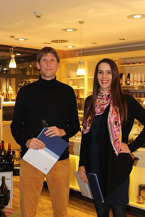 Foto (Universität Paderborn): Dr. Katja Dlouhy und Prof. Dr. Torsten Biemann bei der Verleihung des Preises der PersonalQuarterly.