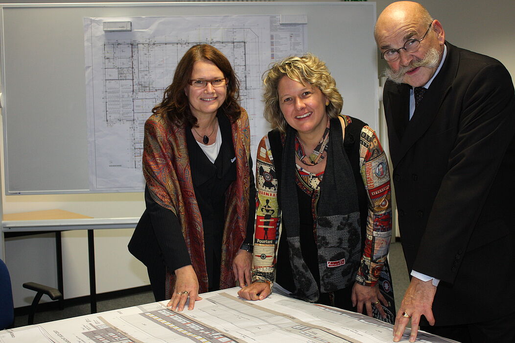Foto (Universität Paderborn, Patrick Kleibold): NRW-Wissenschaftsministerin Svenja Schulze (Mitte) ließ sich vom Kanzler Jürgen Plato und der Vizepräsidentin Prof. Dr. Dorothee M. Meister das neue SP2 Gebäude zeigen.