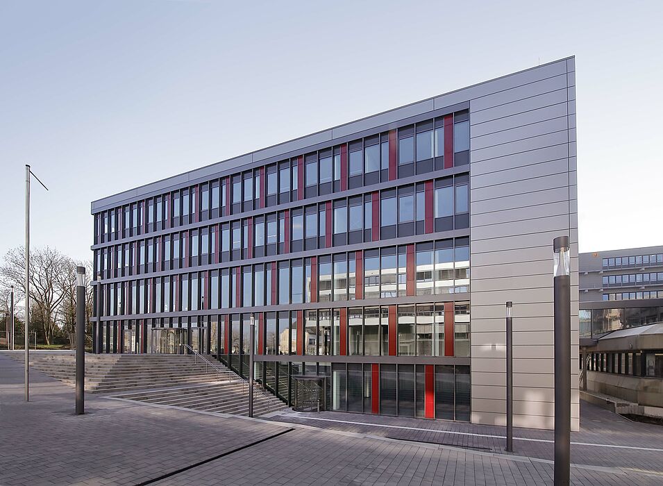 Foto (Espendiller+Gnegel): Das neue Gebäude I passt sich der Topografie des Vorplatzes an. Die Treppe im Außenbereich setzt sich im Inneren des Gebäudes fort.