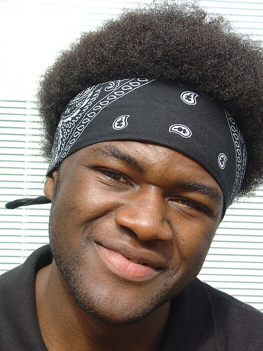 Foto (Christiane Bernert): Yanick Kemayou von der Universität Paderborn ist erster Preisträger des Studierenden-Wettbewerbs 2006 des Bundesministeriums des Inneren