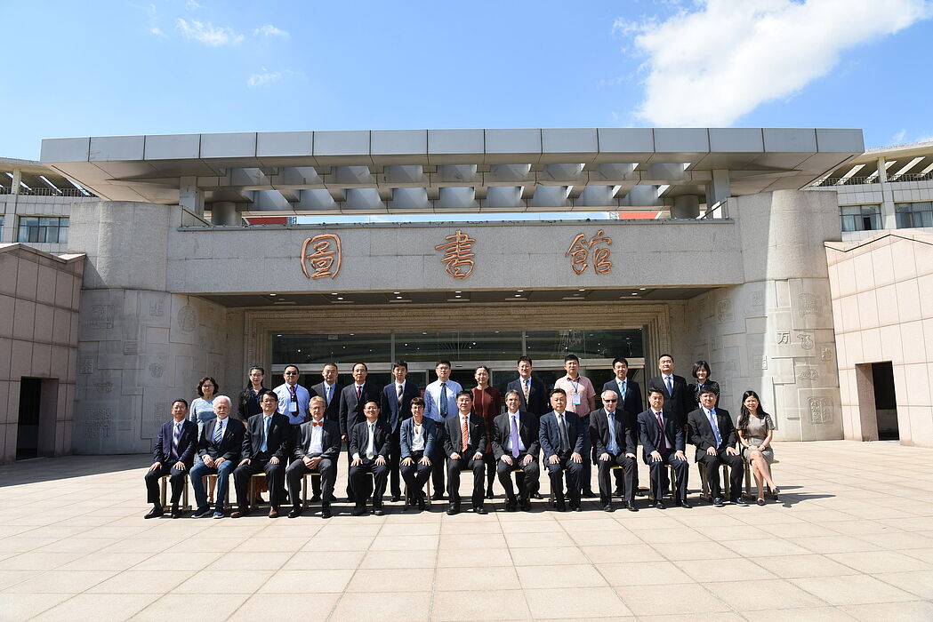 Foto (Zhiquan Lin): Gemeinschaftsfoto nach der ersten gemeinsamen CDC Sitzung: Prof. Dr. Lianxiang Ma und weitere Mitglieder der QUST, Prof. Dr. Birgitt Riegraf und Delegation der Universität Paderborn.