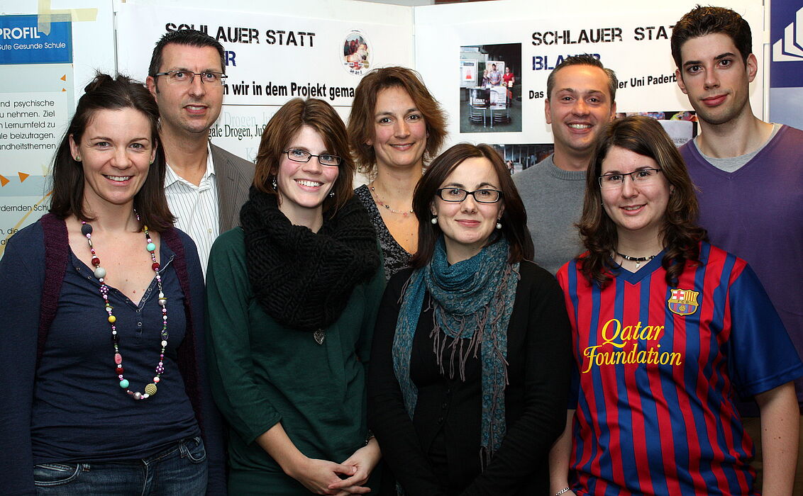 Foto (Universität Paderborn, Patrick Kleibold): Antje Tarampouska (v. l.), Peter Gall, Nele Tiedemann, Sandra Bischof, Valentina Beckin, Marco de Luca, Isabell Schwartz und Hendrik Jahns informierten die Studierenden am gestrigen Aktionstages Suchtpräve