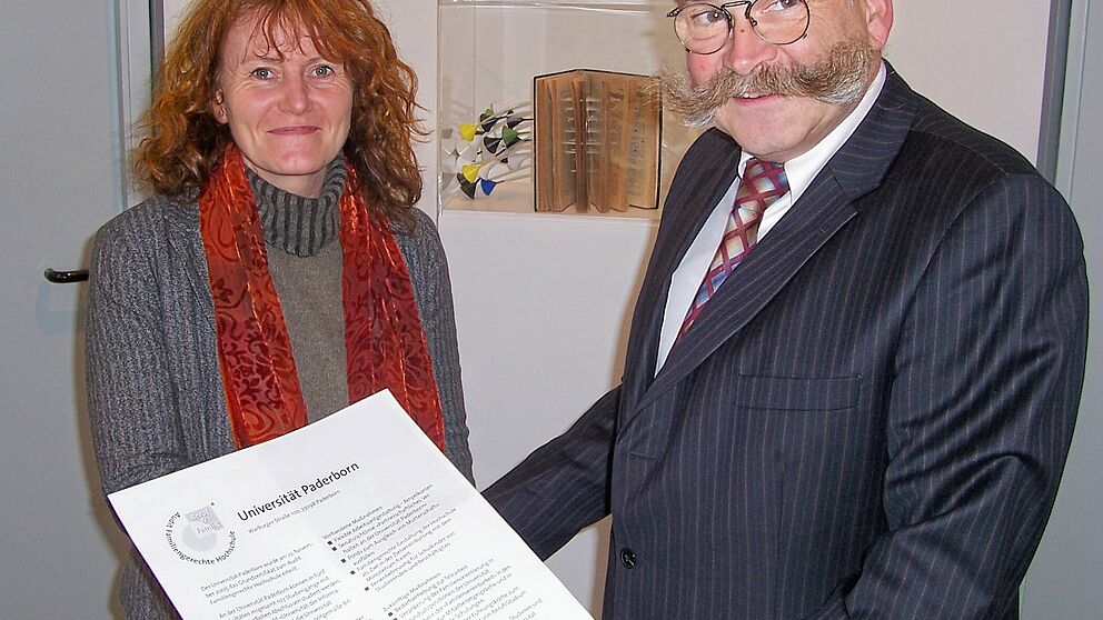 Foto (Mark Heinemann): Die Universität Paderborn ist auf dem Weg zur familiengerechten Hochschule. Die Gleichstellungsbeauftragte Irmgard Pilgrim und Uni-Kanzler Jürgen Plato freuen sich über die von der "Beruf & Familie gGmbH", einer gemeinnützigen I