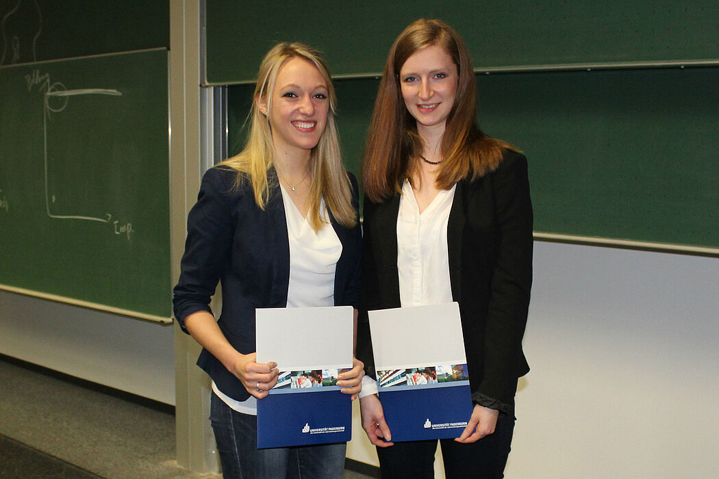 Foto  (Universität Paderborn, Ricarda Michels): TutorInnen-Zertifizierung "T-Cert" für Juliana Ledigen (l.) und Anna Bäumler (r.).