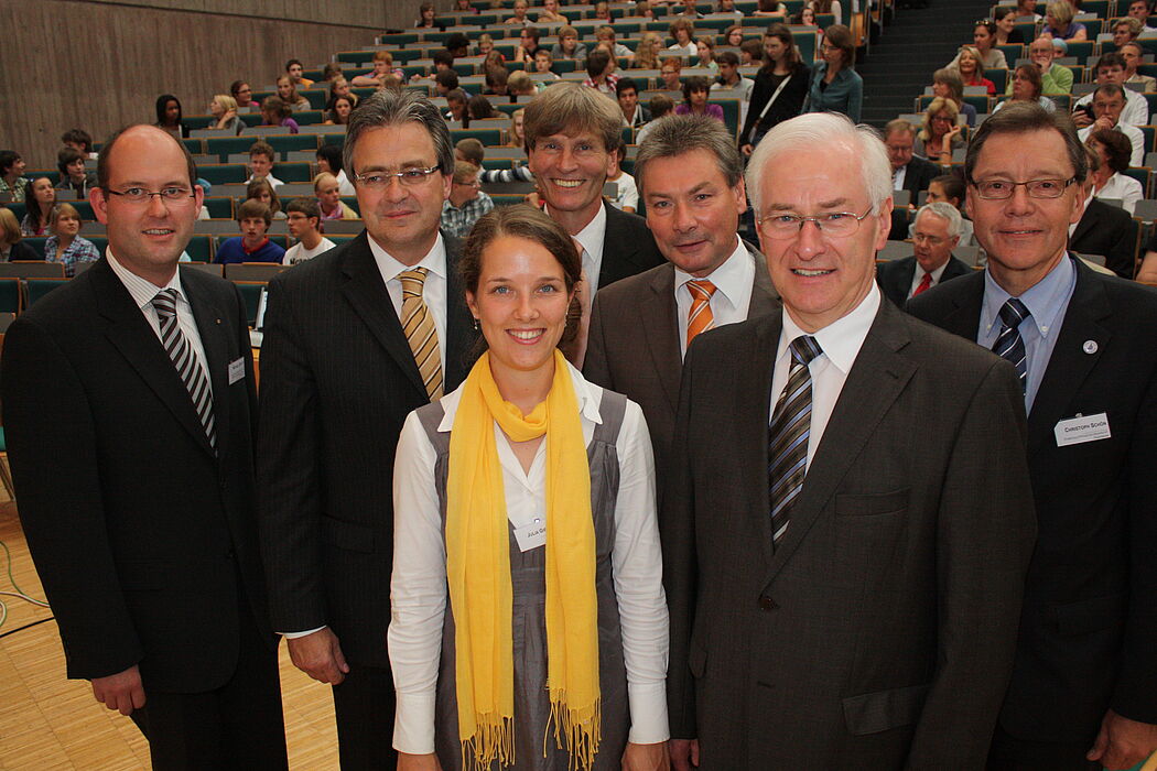 Foto (Universität Paderborn, Frauke Döll): Förderer und Ehrengäste (v. l.): Michael Stolte (Geschäftsführer Gesellschaft für Wirtschaftsförderung im Kreis Höxter), Karl-Heinz Rawert (Vorstandsmitglied der Volksbank Paderborn-Höxter-Detmold), Jul