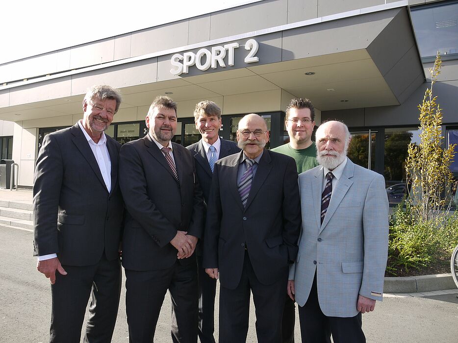 Foto (Heike Probst): Wieder ein Bauabschnitt geschafft. Es freuen sich (v. l. n. r.): Dieter Thiele (Hochschulsport), Reinhold Peter (Bau- und Liegenschaftsbetrieb NRW), Prof. Dr. Nikolaus Risch (Präsident Uni Paderborn), Jürgen Plato (Kanzler Uni Pader