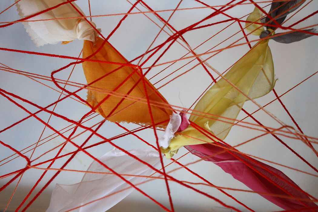 Foto (Universität Paderborn, Sarah Biemann): Alltägliche Materialien in neuem Kontext auf der Finissage am 7. Juli in den Räumen des Zwischenstand e. V.