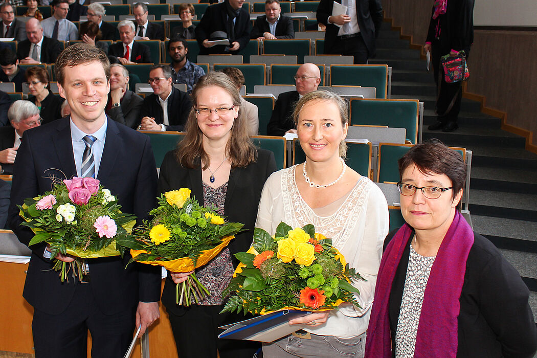Foto (Universität Paderborn, Johannes Pauly): Den Lehrpreis des Präsidiums für den wissenschaftlichen Nachwuchs (v. l.) erhielten Dr. Daniel Frischemeier, Susanne Podworny, Dr. Hilke Teubert von Prof. Dr. Birgit Riegraf, Vizepräsidentin für Lehre, St