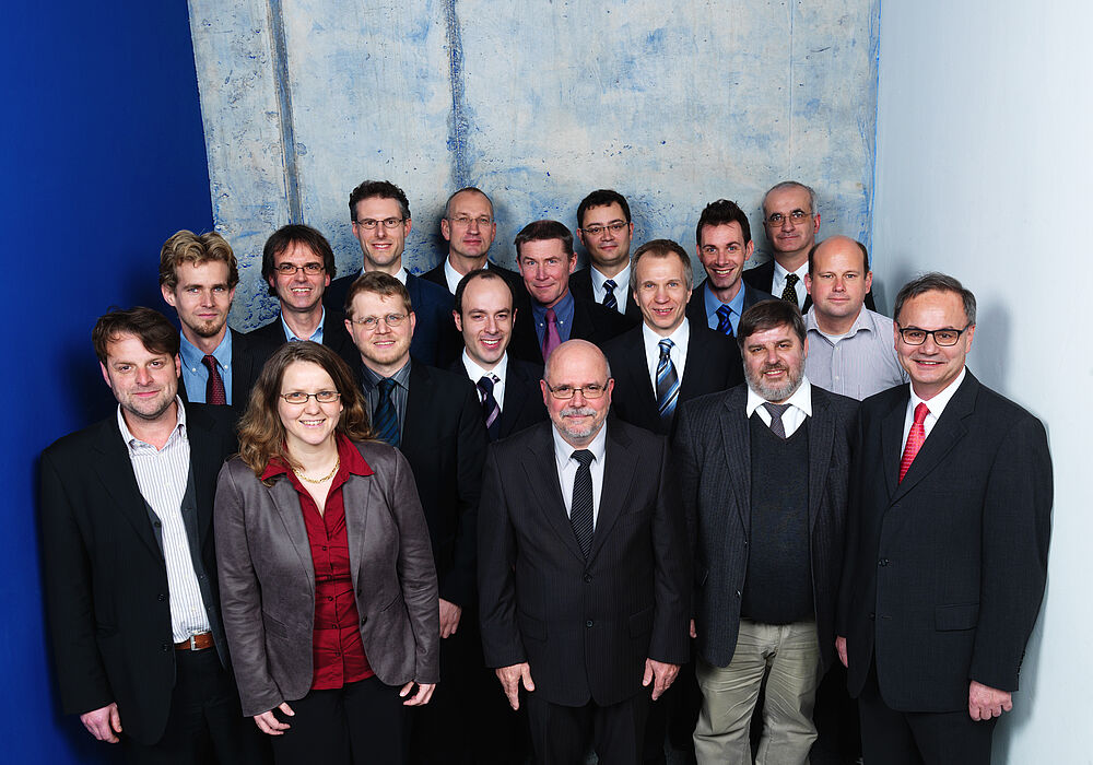 Foto (Universität Paderborn, Matthias Groppe): (v. l. n. r.) Die Forscherinnen und Forscher des neuen SFB an der Universität Paderborn: (1. Reihe)  Dr. Gerhard Berth, Prof. Dr. Christine Silberhorn, Prof. Dr. Siegmund Greulich-Weber, Prof. Dr. Donat As,