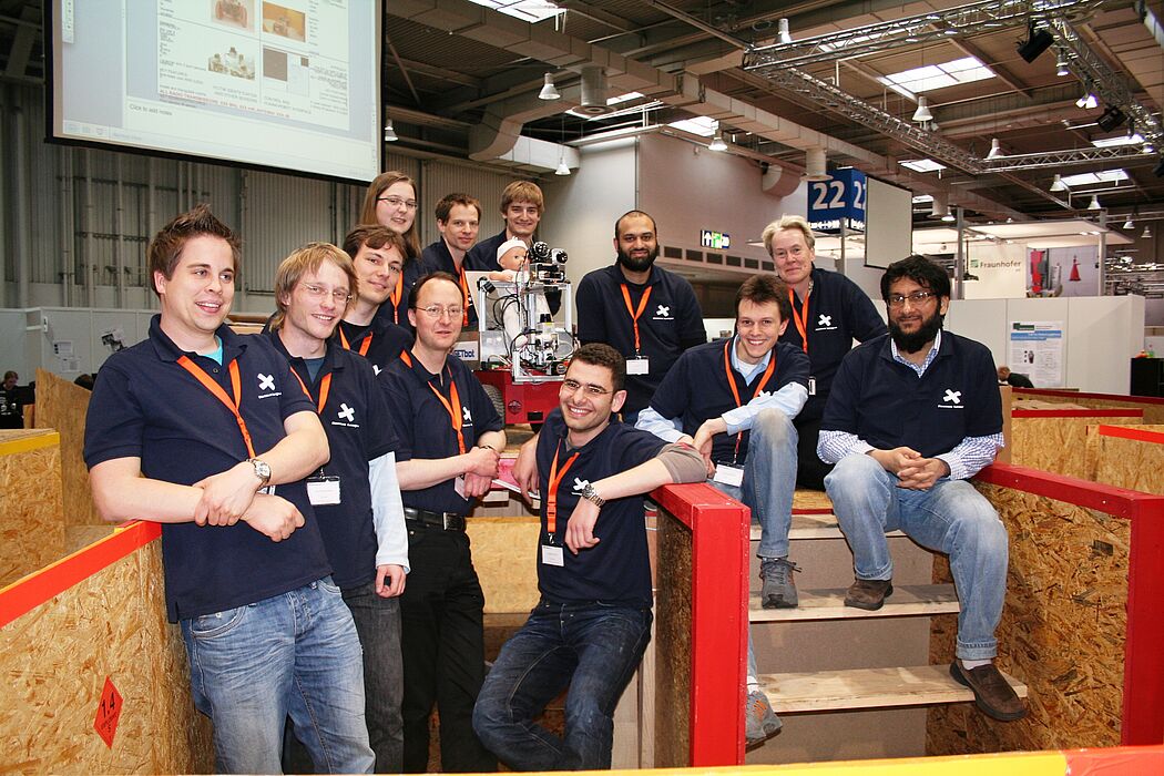 Foto vom Team (v. li.): Henrik Vassmer, Jan Tünnermann, Felix Ruoff, Sabrina Kliegl, Dirk Fischer, Thomas Hett, Andreas Malik, Dorid Kheirbek, Irtiza Ali, Alwin Heerklotz, Prof. Dr. Bärbel Mertsching und Zaheer Aziz