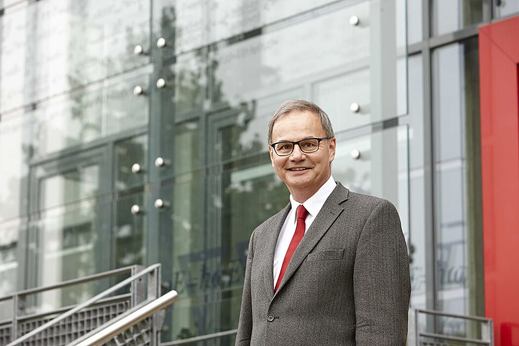 Foto (Universität Paderborn, CeOPP): Prof. Dr. Artur Zrenner, Sprecher des Departments Physik, des Center of Optoelectronics and Photonics (CeOPP) und des Sonderforschungsbereiches Transregio 142, macht das Publikum mit den vielen Facetten des Themas Lic