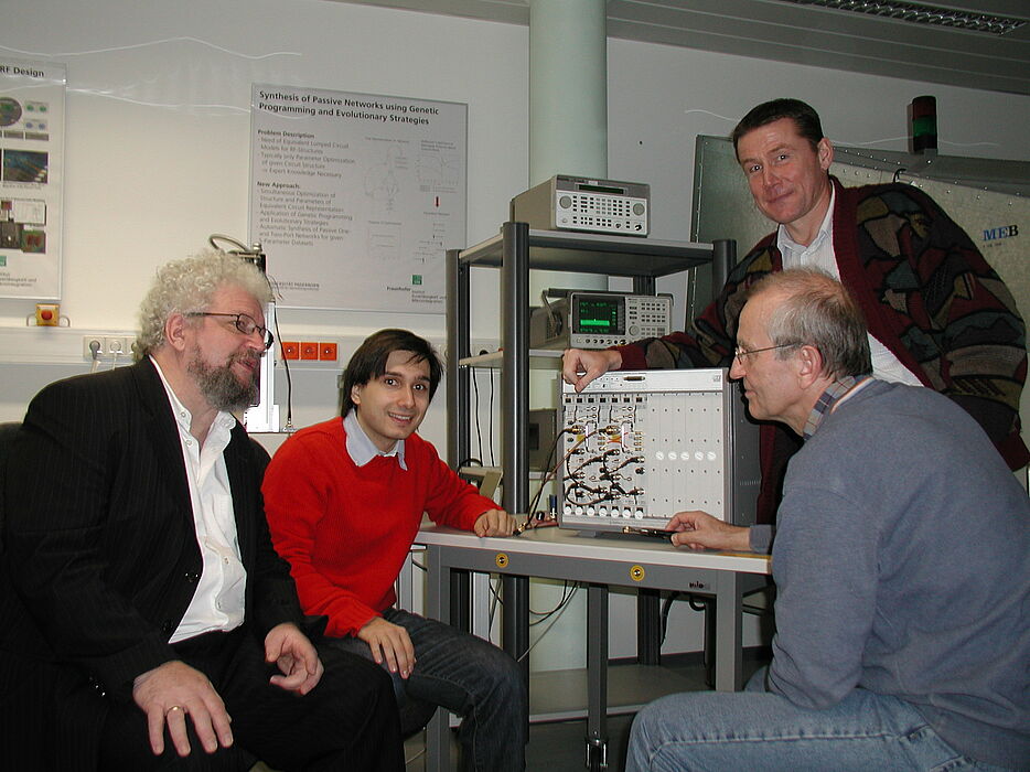 Foto (v. li.): Dipl.-Ing. Werner John (IZM, ASE), M. Sc. Vadim Issakov, Dipl.-Ing. Bernd Bartsch sowie (stehend) Prof. Dr.-Ing. Andreas Thiede (alle ASEC) nutzen auch die wertvolle Messtechnik gemeinsam.
