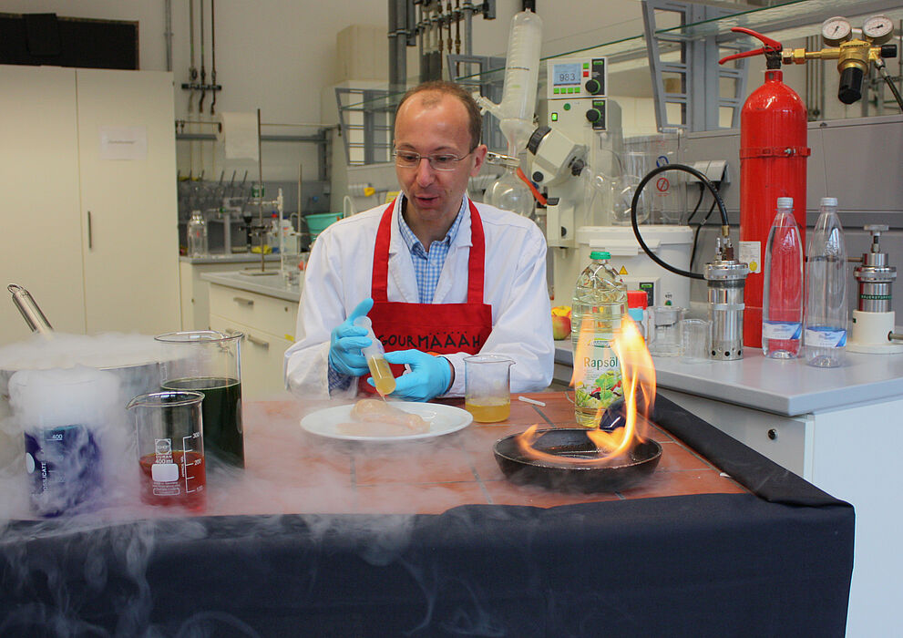 Foto (Universität Paderborn): Food-Design im Labor: Gegrillte Hühnerbrust ganz ohne Grill.