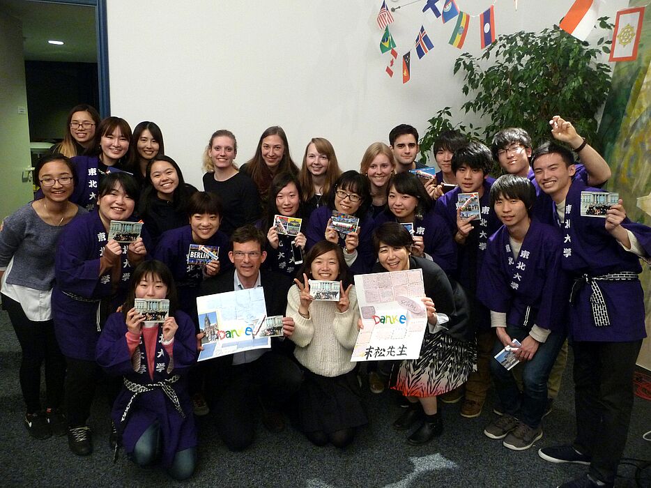 Foto (Universität Paderborn): Teilnehmende Studierende des ISP 2017 mit den Programmbeauftragten Prof. Dr. Kazuko Suematsu (vorne 3. v. r.) und Prof. Dr. Stefan Jungblut (vorne 2. v. l.) während des Japanischen Abends, veranstaltet im Internationalen Be