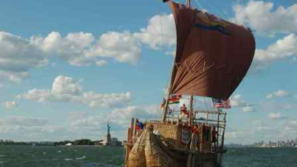 Foto: Das Schilfboot Abora vor der New Yorker Freiheitsstatue.