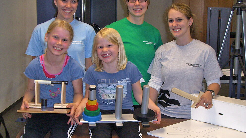 Foto (Universität Paderborn): Das hat Spaß gemacht: Das „Greifstudien-Team“ (v. l. n. r.): Jacqueline Sievers und Vanessa Heitbreder, studentische Hilfskräfte, und Kathrin Wunsch, Doktorandin und Leiterin der Studie, freuen sich mit zwei jungen Tei