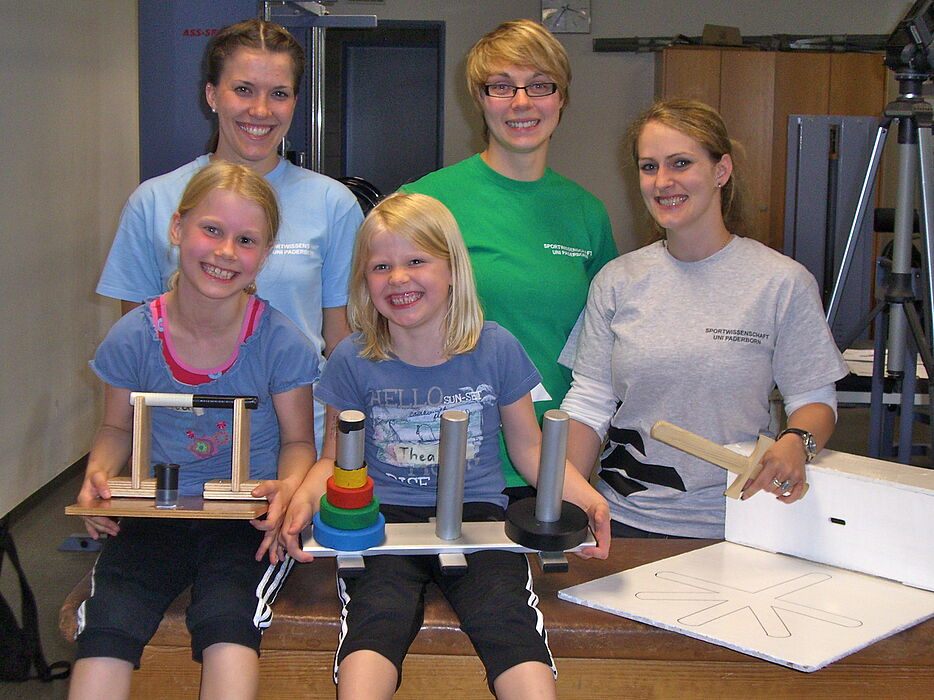 Foto (Universität Paderborn): Das hat Spaß gemacht: Das „Greifstudien-Team“ (v. l. n. r.): Jacqueline Sievers und Vanessa Heitbreder, studentische Hilfskräfte, und Kathrin Wunsch, Doktorandin und Leiterin der Studie, freuen sich mit zwei jungen Tei