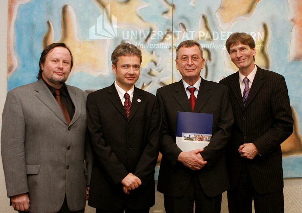 Foto (Tanja Bilanzola), v. li.: Dekan Prof. Dr. Peter F. E. Sloane, Vizepräsident Prof. Dr. Bernd Frick, Prof. Dr. Dr. h. c. Bernd Schauenberg, Präsident Prof. Dr. Nikolaus Risch
