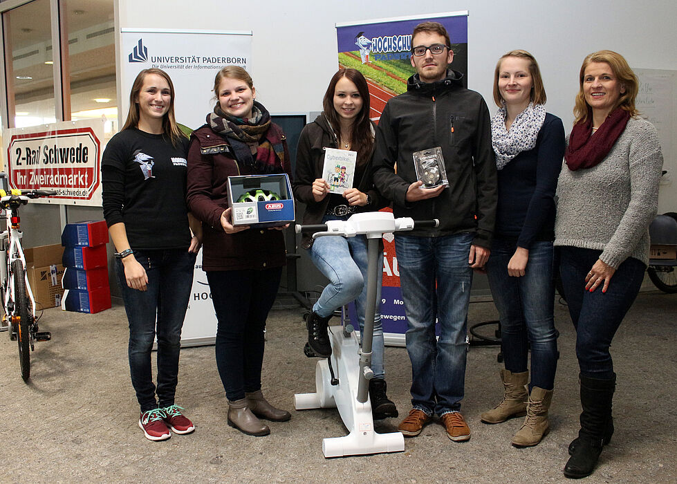 Foto (Universität Paderborn, Heiko Appelbaum): Bei der Preisverleihung zum Finale des Radaktionstages (v. l.): Cornelia Raetze (Hochschulsport), Anne Thiele, Julie Mainka, Nils Funke, Melissa Naase und Diana Riedel.