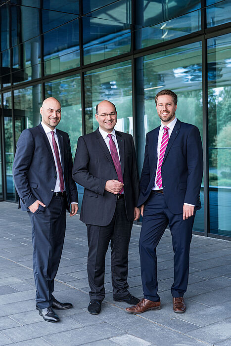 Foto: Das Direktorium des Fraunhofer IEM: Dr.-Ing. Roman Dumitrescu, Prof. Dr.-Ing. Ansgar Trächtler (Institutsleiter) und Prof. Dr. Eric Bodden (v. l. n. r.).