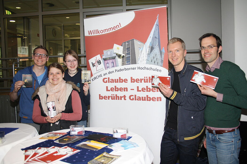 Foto: Gefühlsecht: Die Mitglieder der katholischen Hochschulgemeinde bieten im Sommersemester wieder zahlreiche Aktionen für junge Leute an. Fabian Weber, Anne Thiele, Elisabeth Schröttke, Studierendenpfarrer Nils Petrat sowie Gemeindeassistent Eric Be