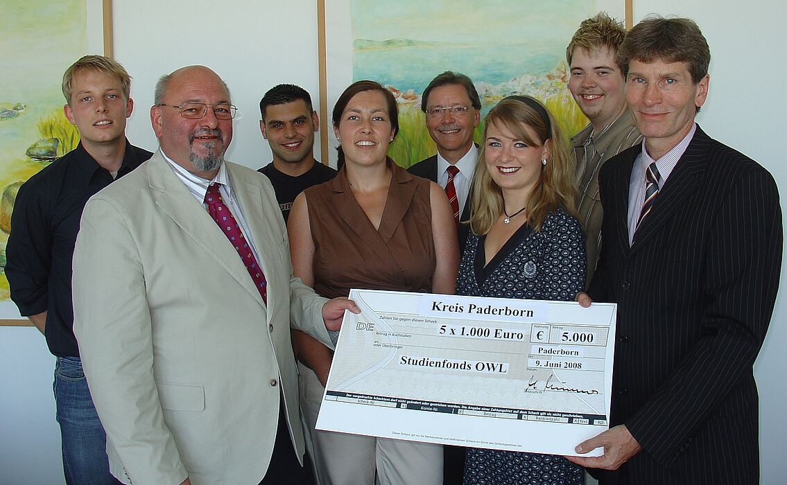 Foto (Tibor Werner Szolnoki): Von links: Johannes Schürmann, Kreisdirektor Heinz Köhler, Gürkan Özcan, Ann-Cathrin Mikus, Kreistagsmitglied Christoph Schön, Kathrin Wulf, Pascal Deppe und Vorsitzender des Studienfonds OWL Prof. Dr. Nikolaus Risch. Es