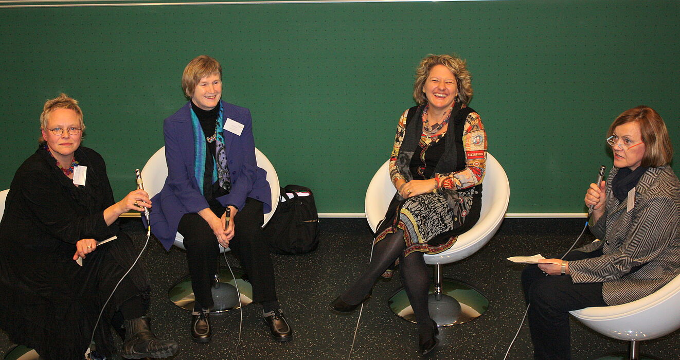 Foto (Universität Paderborn, Patrick Kleibold): Dr. Uta C. Schmidt, Anke Brunn, Svenja Schulze und Prof. Dr. Anne Schlüter im Dialog über die Rolle der Frau in der Gesellschaft.