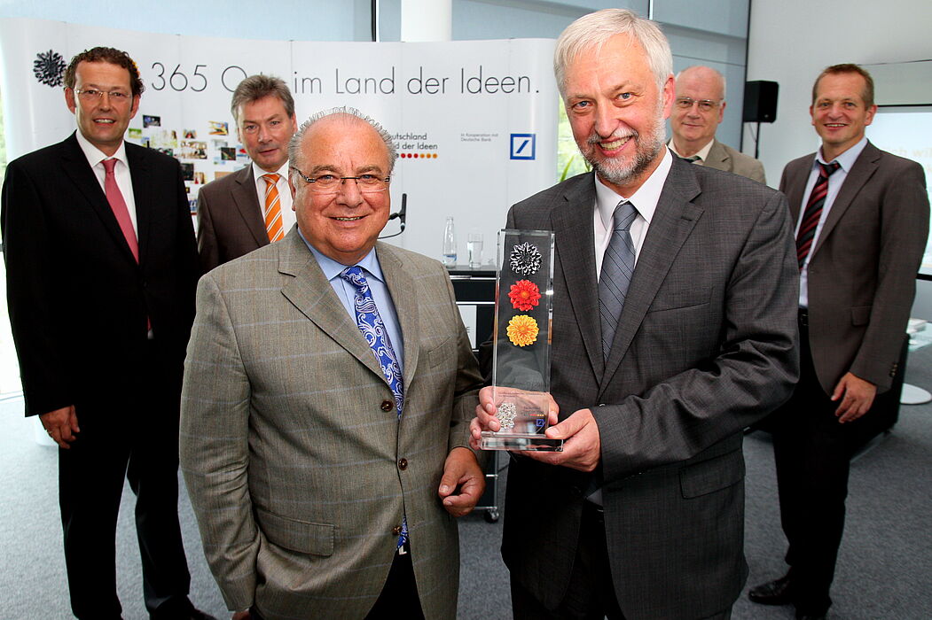 Foto (Universität Paderborn, Patrick Kleibold): Über die Auszeichnung im Wettbewerb "365 Orte im Land der Ideen“ freuten sich: Dietmar Kellerhoff von der Deutschen Bank (v. l.), Dietrich Honervogt, stellvertretender Bürgermeister, Karl-Heinz Stiller,