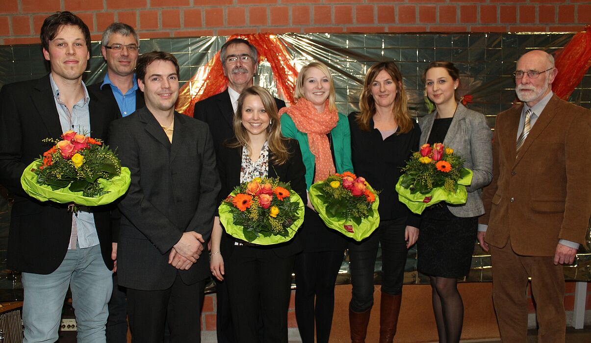Foto: Die Preisträger, ihre Betreuer und die Laudatoren (v. l.): Rouven Meierjohann, Prof. Dr. Heiko Meier, Stefan Jonas, Hans Laven, Kristin Henkelmann, Dr. Verena Freytag, Corinna Petermeier, Kathrin Hahne und Prof. Dr. Michael Weiß.