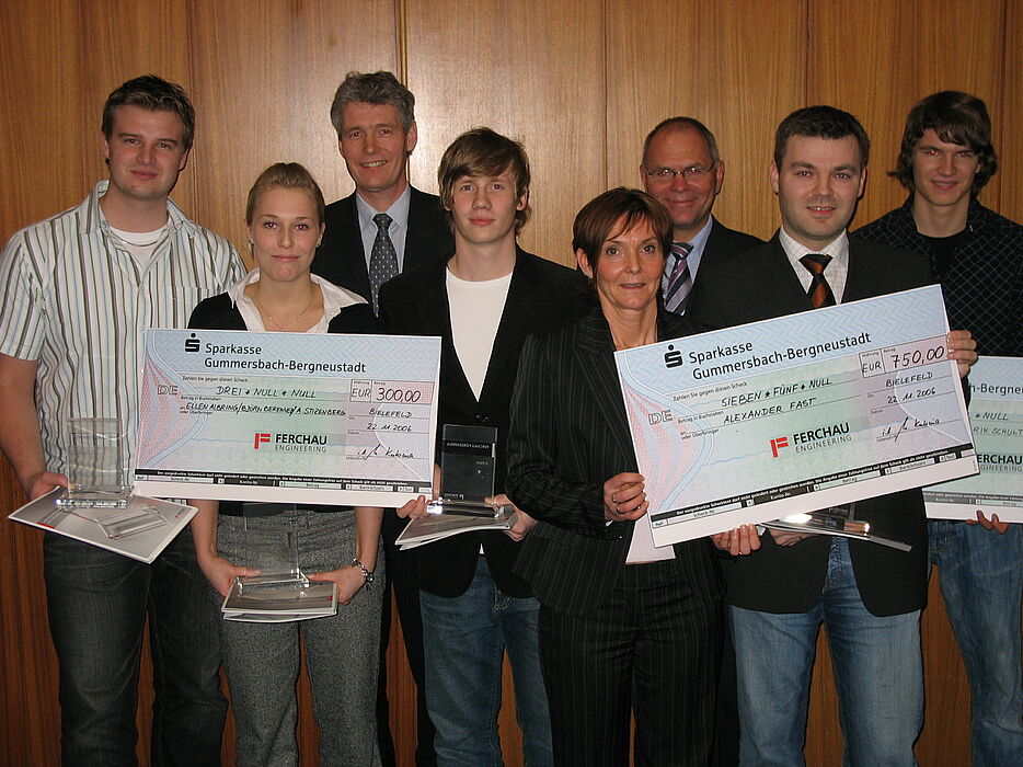 Foto (Christiane Bernert): Die Gewinner des Ferchau-Förderpreises halten stolz ihre Preise samt Schecks in den Händen (v. li.): Alexander Stizenberg und Ellen Albring, die zusammen den dritten Preis erhielten, Peter Lehmann, Leiter der Ferchau-Niederlas