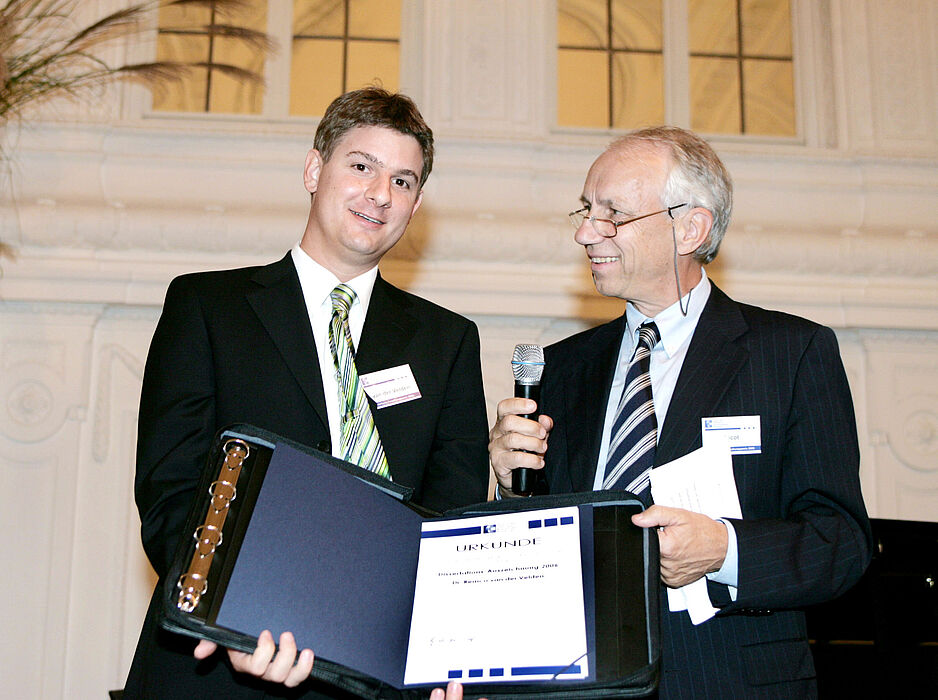 Foto: Dr. Remco van der Velden (li.) von der Universität Paderborn erhält im Weißen Saal des Neuen Schlosses in Stuttgart aus der Hand von Prof. Dr. Arnold Picot den Dissertationspreis der Alcatel SEL Stiftung für Kommunikationsforschung.