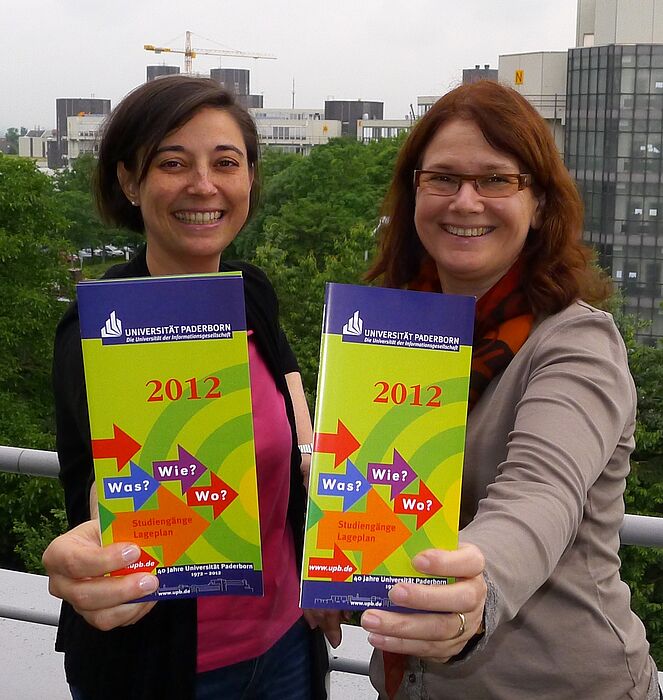 Foto (Universität Paderborn, Tibor Werner Szolnoki): Prof. Dr. Dorothee M. Meister (re.), Vizepräsidentin für Studium und Lehre und Dr. Yvonne Salman, Leiterin Zentrale Studienberatung, laden ein, sich über das Studienangebot zu informieren.