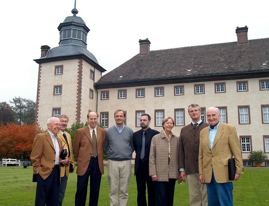 Foto (Martina Schäfer): Der Vorstand des Corvey-Instituts und des Fördervereins Fürstliche Bibliothek Corvey mit (v. l.) Prof. Dr. Rainer Schöwerling, (Hans-Georg Berling, Gast), Prof. Dr. Dr. h. c. mult. Hartmut Steinecke, Viktor Erbprinz von Ratibor