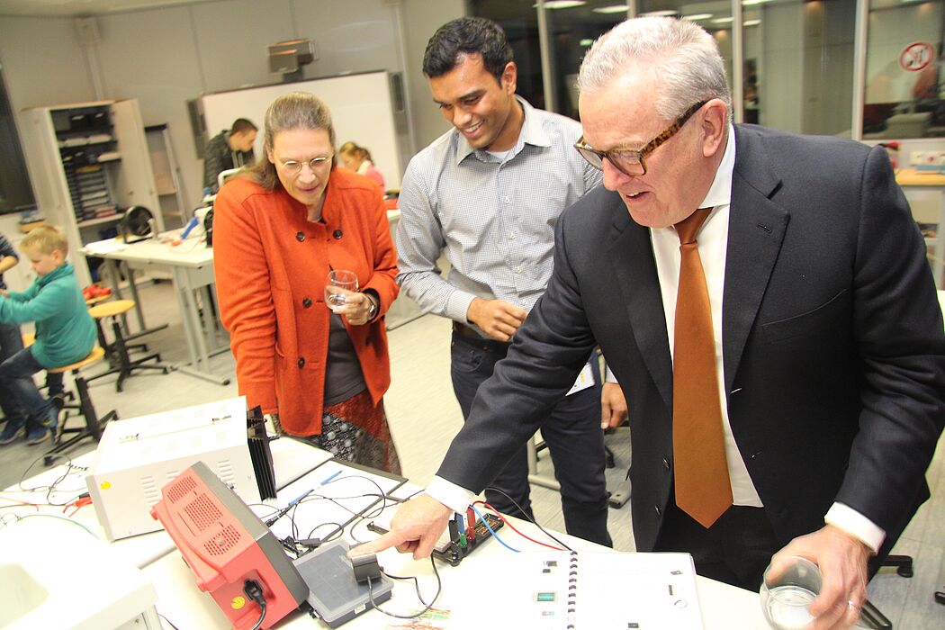 Foto (MIT Kreis Pb): Thomas Sattelberger informierte sich bei seinem Besuch über das zdi-Schülerlabor.