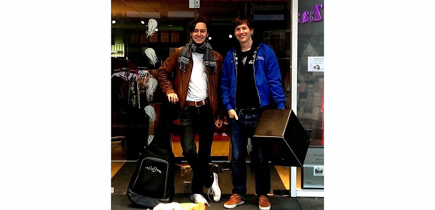 Foto (privat): Die beiden Studenten Manuel Westermann (li.) und Stephan Voland veröffentlichen als Gruppe „Paderdies“ ihren ersten Weihnachtssong.
