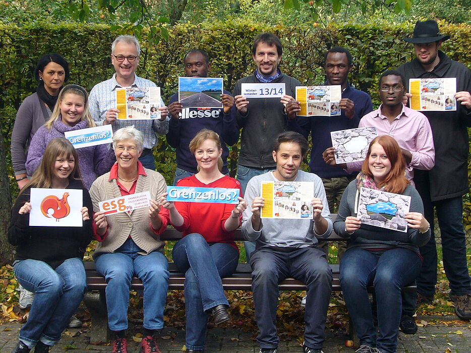 Auf dem Foto sind neben Studierenden zu sehen: untere Reihe: links: Angelique Smorra, Mitte: Alexandra Schmidt, daneben: MoKi-Architekt Martin Blumenroth, rechts: Jessica Müller. Obere Reihe: links: Elisabeth Jansen, daneben: Matthias Surall, 2. von rech